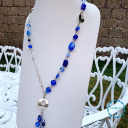 Collar de plata estilo corbatín con piedras azules y cierre marinero