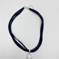 Collar de gamuza con perla colgante