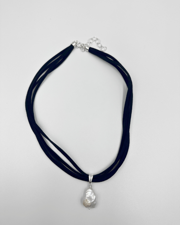 Collar de gamuza con perla colgante