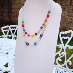 Collar de plata con agathas de colores y aretes largos de plata