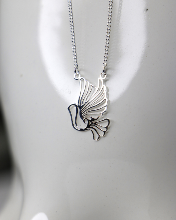 Collar de plata con dije de ave