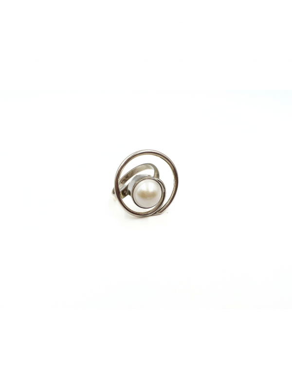 Anillo espiral de plata con una perla en el centro