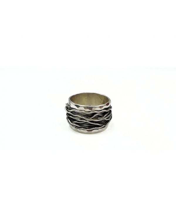 anillo rústico con plata martillada