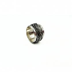Anillo rustico con plata martillada