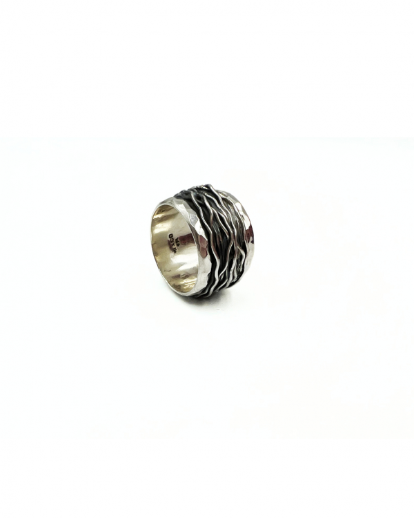 Anillo rustico con plata martillada