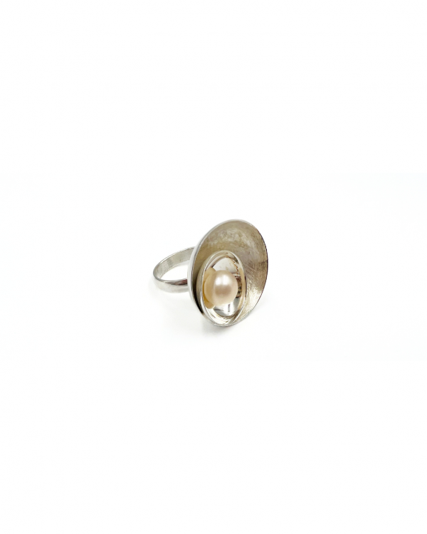 Anillo de plata con perla de rio