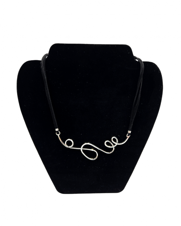 Collar de gamuza con colgante de plata