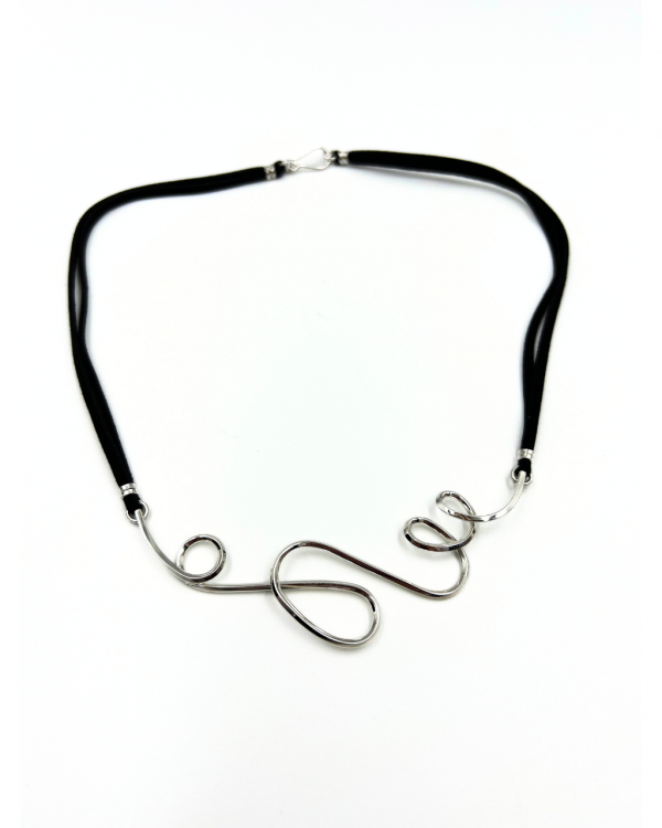 Collar de gamuza con colgante de plata