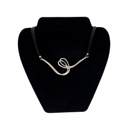 Collar de gamuza con colgante de plata