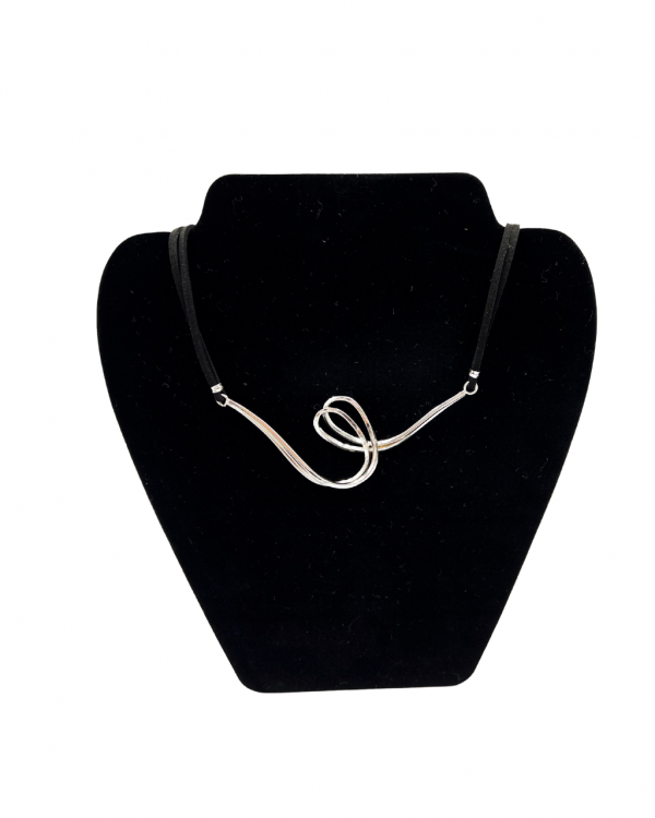 Collar de gamuza con colgante de plata