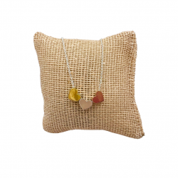 Collar con tres dijes de corazón