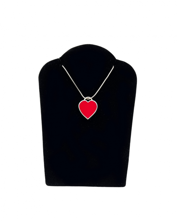 Collar de plata con dije de corazón rojo
