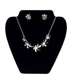 Set con collar y aretes de plata