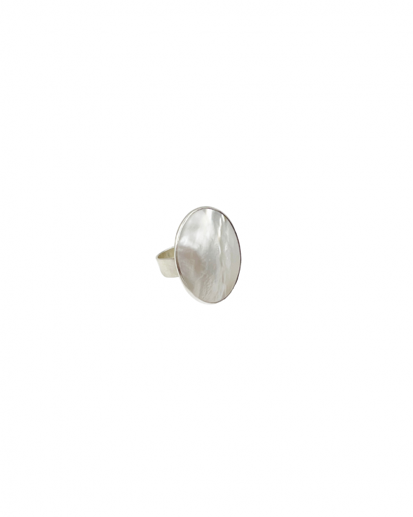 Anillo de plata con concha