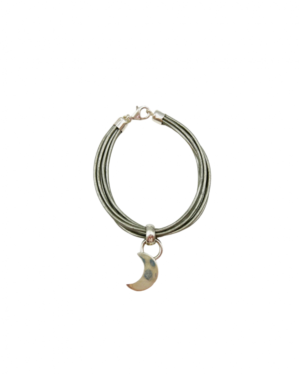 Pulsera de caucho con dije de plata en forma de luna