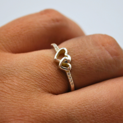 Anillo minimalista con corazones y circonias
