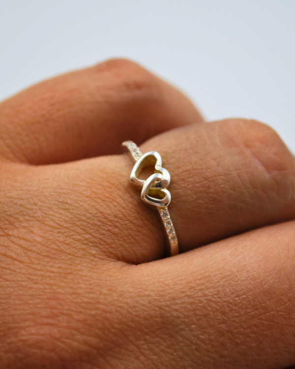 Anillo minimalista con corazones y circonias