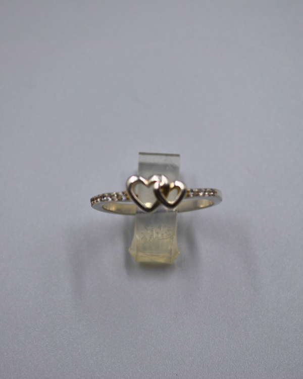 Anillo minimalista con corazones y circonias