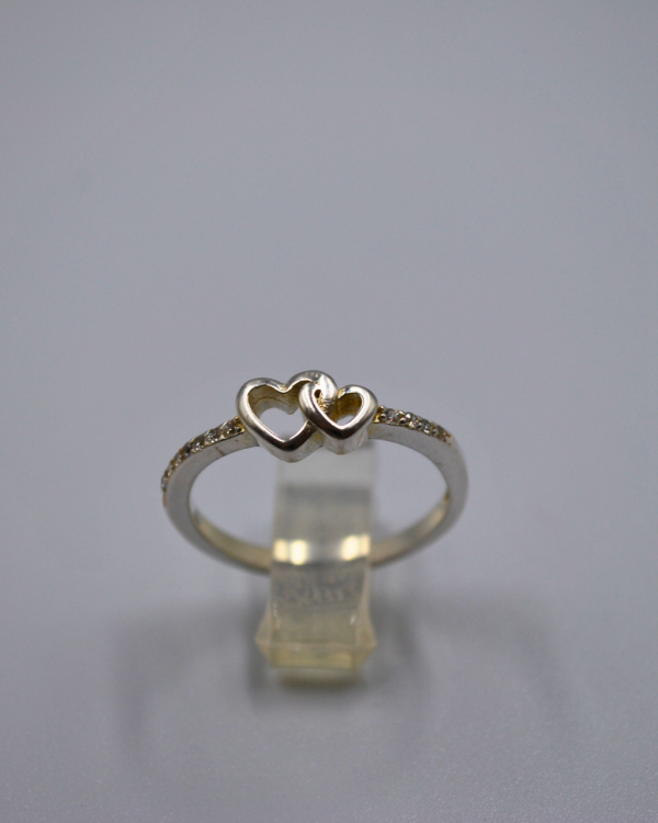 Anillo minimalista con corazones y circonias