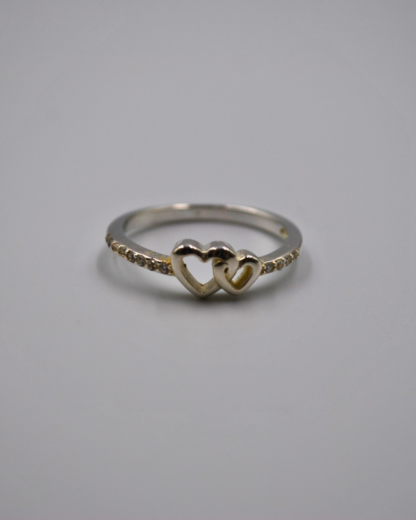 Anillo minimalista con corazones y circonias
