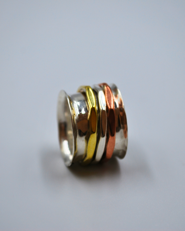 Anillo ancho de plata martillada_ con tres aros_1