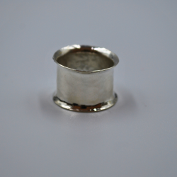 Anillo ancho de plata martillada_1