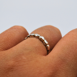 Anillo de plata con corazones minis_1