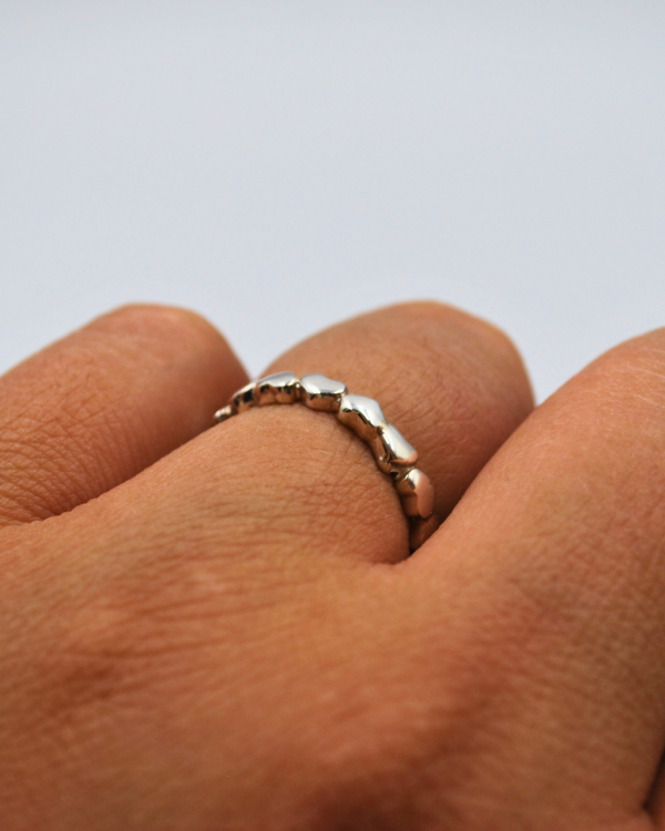 Anillo de plata con corazones minis_1