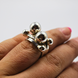 Anillo de plata con esferas