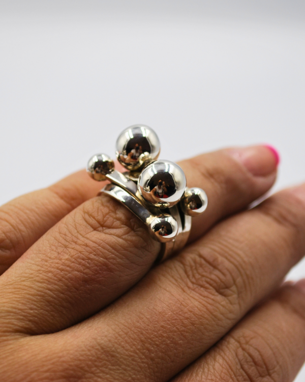 Anillo de plata con esferas