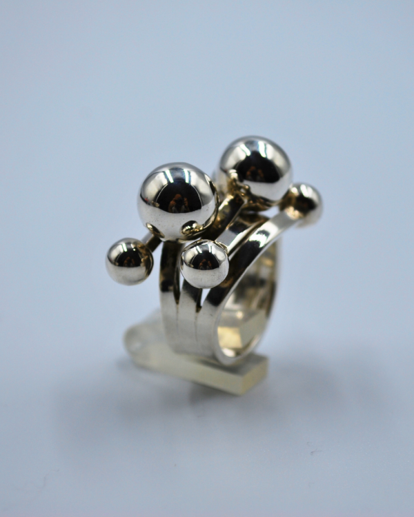 Anillo de plata con esferas