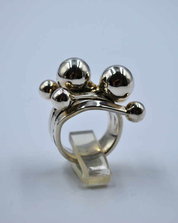 Anillo de plata con esferas