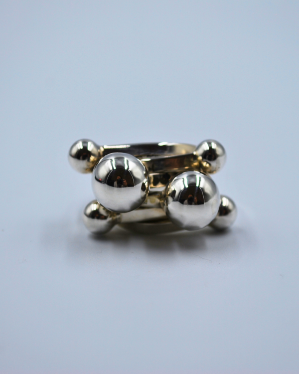 Anillo de plata con esferas