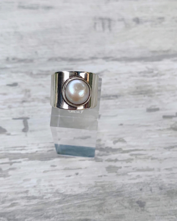 Anillo de plata lisa con perla de rio_1
