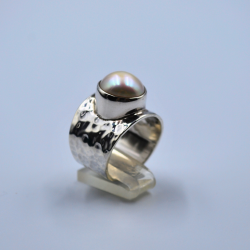 Anillo de plata martillada con perla de rio