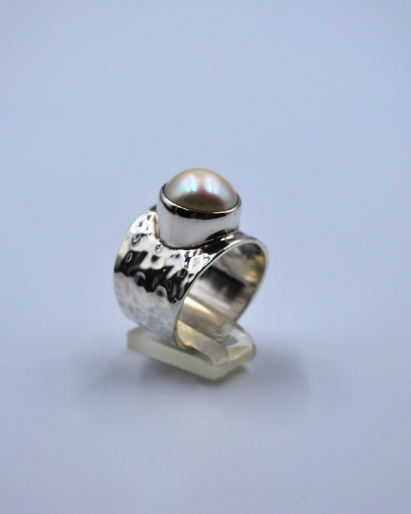Anillo de plata martillada con perla de rio