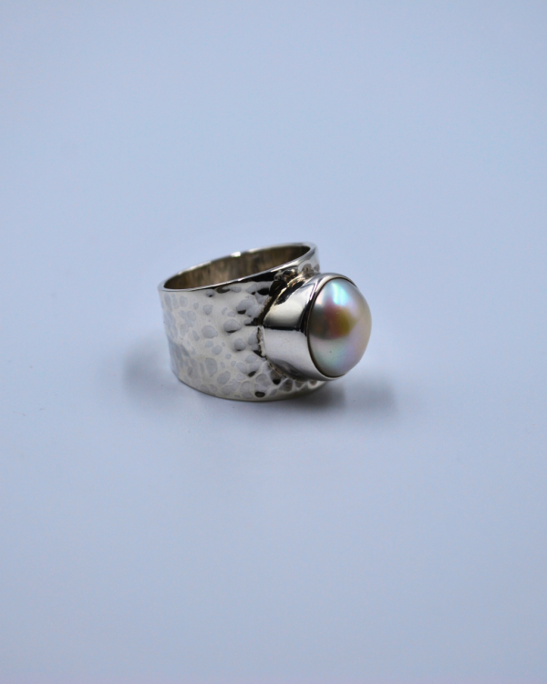 Anillo de plata martillada con perla de rio