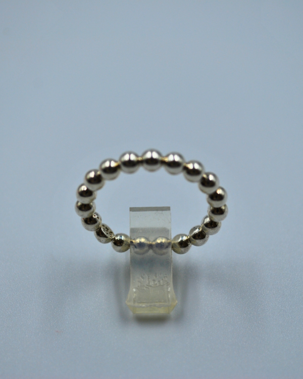 Anillo minimalista con bolitas de plata