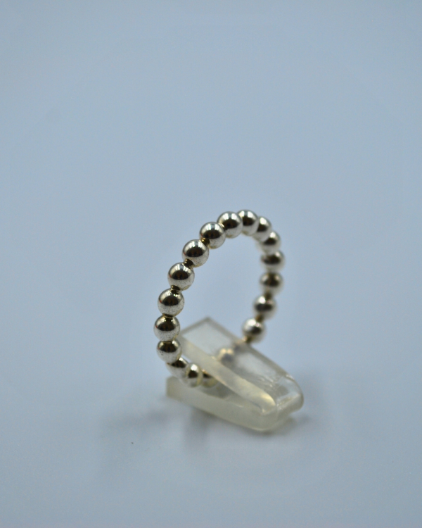 Anillo minimalista con bolitas de plata