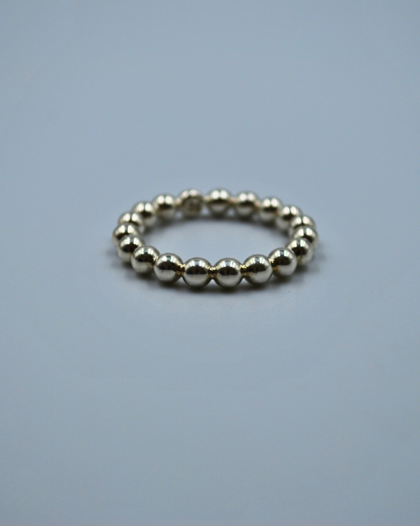 Anillo minimalista con bolitas de plata