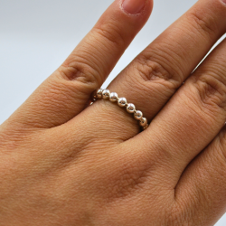 Anillo minimalista con bolitas de plata_3