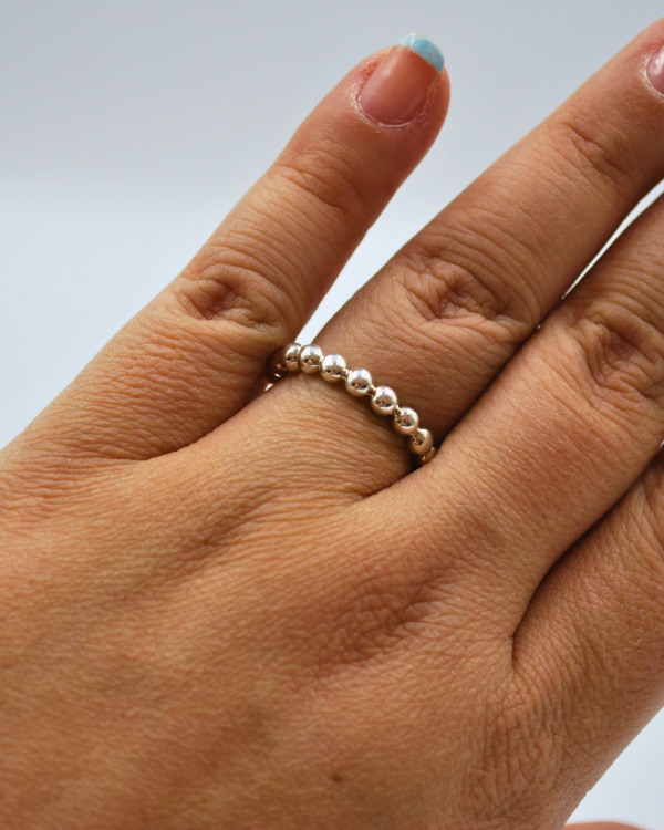 Anillo minimalista con bolitas de plata_3