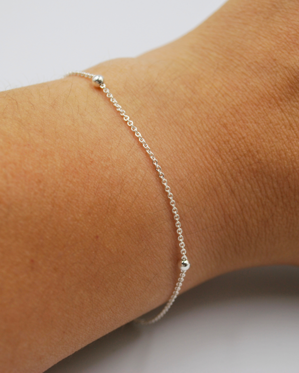 Pulsera delgada de plata