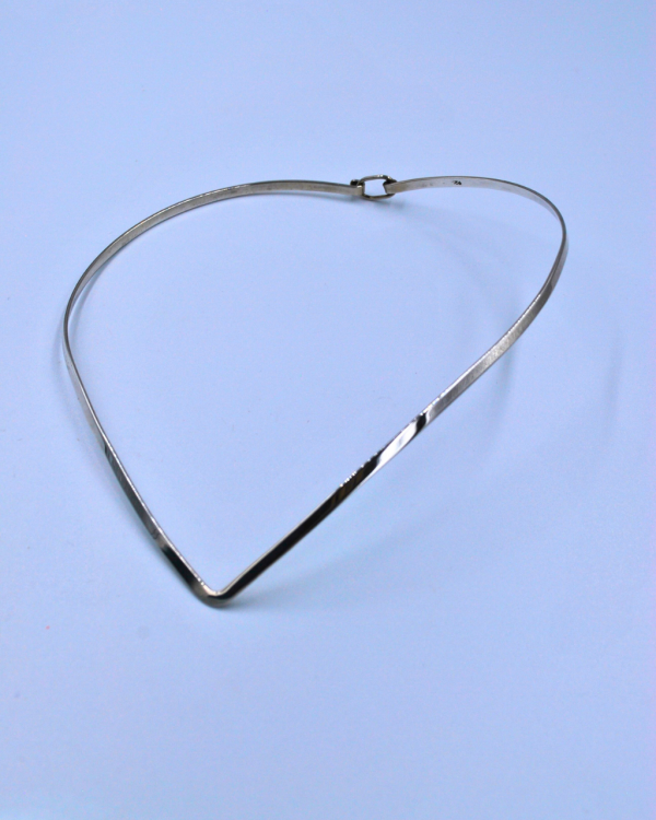 Gargantilla de plata lisa en forma de corazón con broche