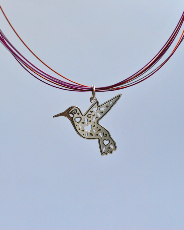 Dije de plata con forma de colibri