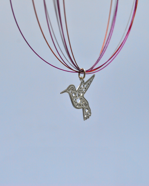 Dije de plata con forma de colibri