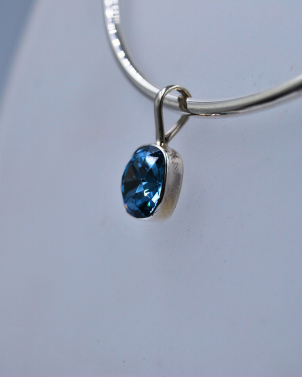 Dije de plata con cristal swarovski azul