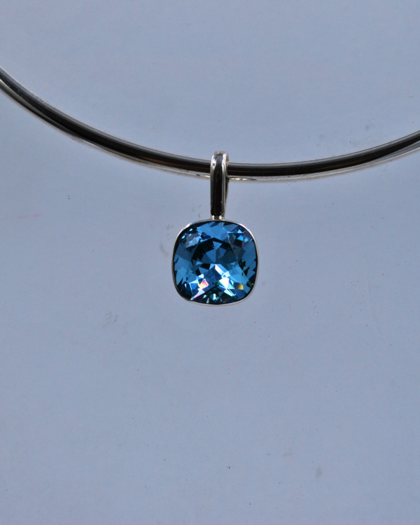 Dije de plata con cristal swarovski azul