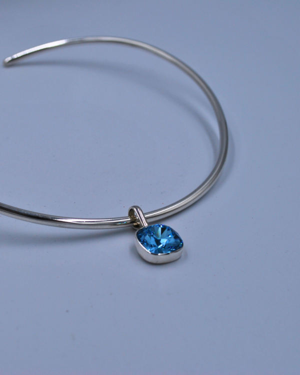 Dije de plata con cristal swarovski azul