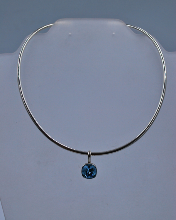 Dije de plata con cristal swarovski azul